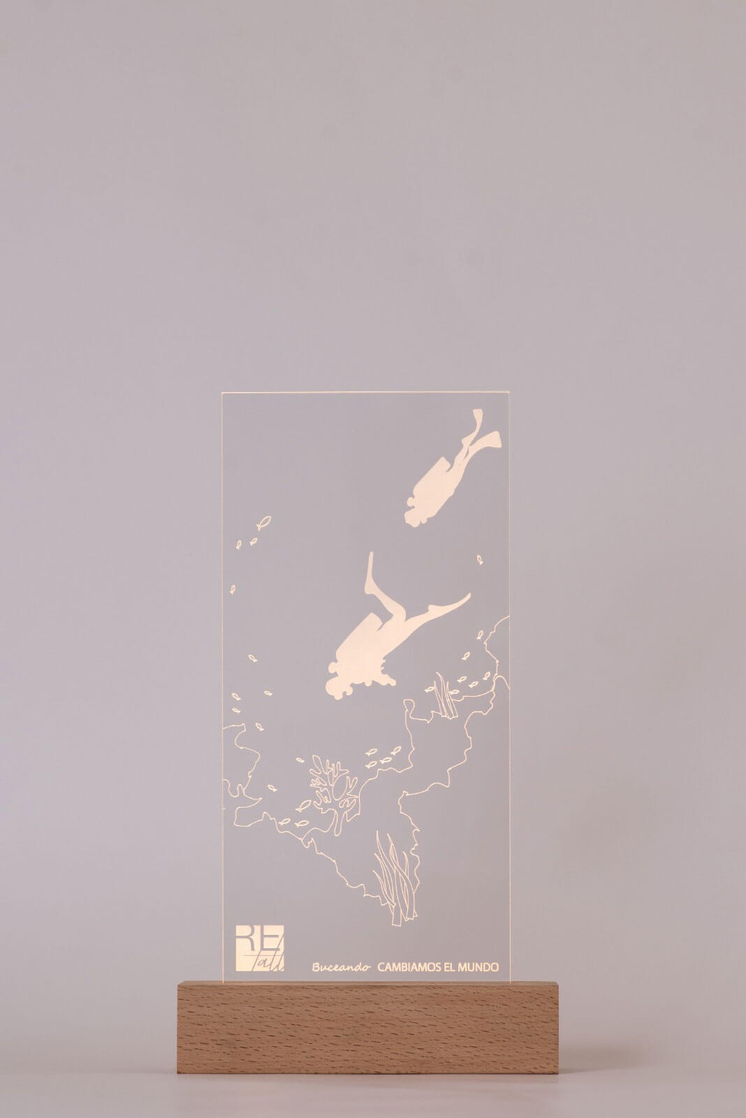 luz-pareja-buceadores-coleccion-mar-retall-corte-laser-barcelona-plastico-reciclado
